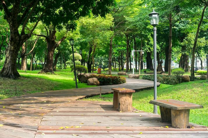Desain Taman Kota Kreatif & Fungsional Dengan Banyak Manfaat 5 Taman Kota Terbuka Hijau